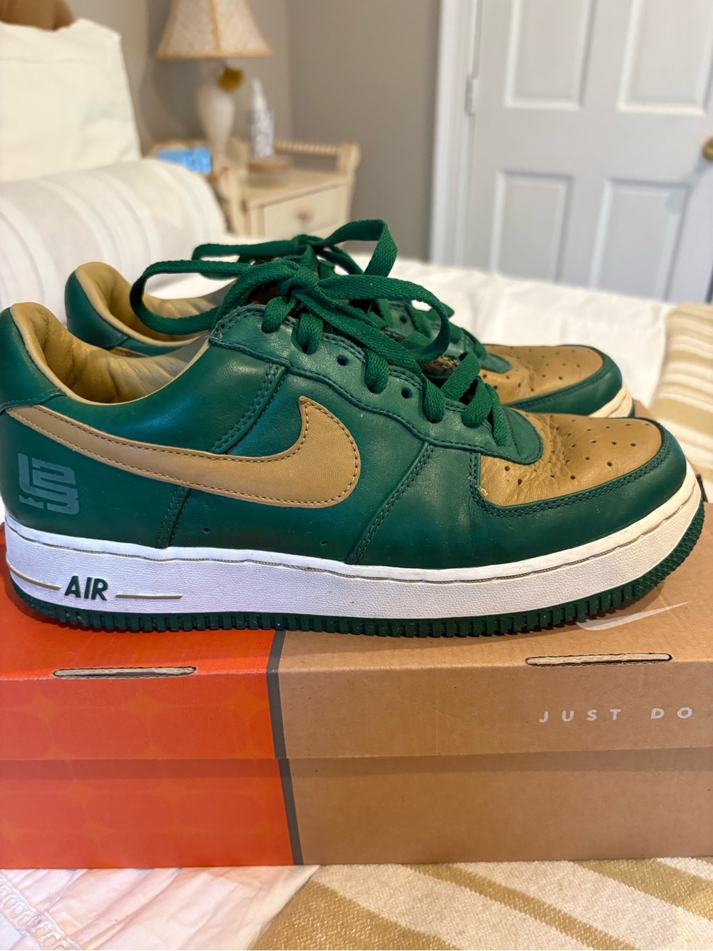 Men’s nice Nike shoes size 8 1/2